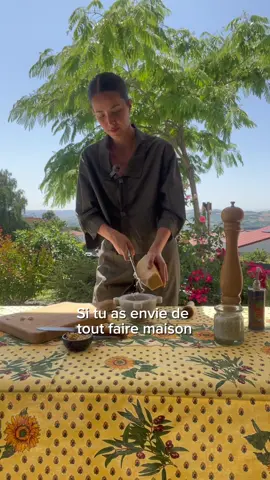 J’adore tout FAIRE MAISON alors j’essaie, parfois le résultat ne me plaît pas (comme pour le lait d’avoine), d’autres fois il est moyen/améliorable (comme pour la burrata) ou encore je suis ultra fière de moi (comme pour le chocolat —> oui j’ai fait mon propre chocolat 🍫🙊) Même si ce n’est pas toujours parfait, le principal c’est d’essayer ! Et si à travers mes vidéos, je peux vous donner envie de le faire vous même, ma mission est réussie !! 