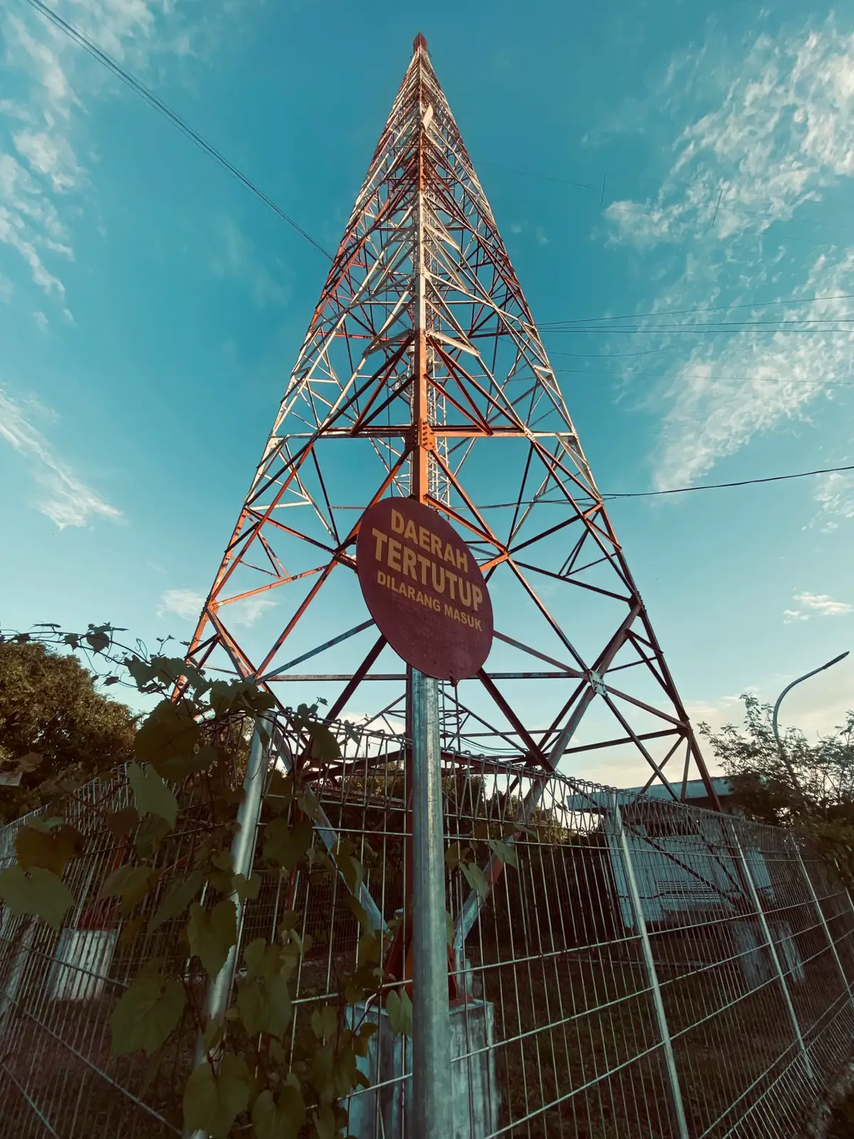 “إِنَّ مَعَ الْعُسْرِ يُسْرًا“ “Sesungguhnya bersama kesulitan ada kemudahan”