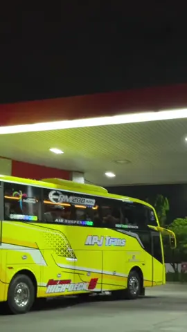 night ride w/ “mat bogang”🔥🔥   Abraham Putra Jaya Trans Jetbus 5 SHD Powered by Hino RM280 ABS For Information & Reservation ☎️ : 085607826999 Alamat garasi : Tanggungan timur RT. 08/03, kedungwonokerto, Kec. Prambon Kab. Sidoarjo #apjtrans #abrahamputrajayatrans #jetbus5 #rm280abs #euduro4 #fyp #adiputro #nightride #matbogangbus 