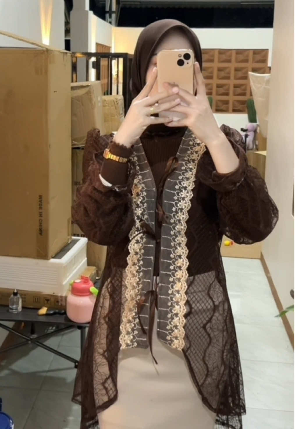 rok mermaid, outer brukat, inner knit yg lembut dan gabikin gerah sama sekali😍 perpaduan yg sempurna 🤎 #rokmermaid #outerbrukat #outfitkondangan #inspirasioutfit #kebayawisuda #hijabsegiempat 