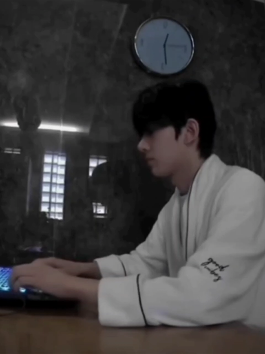 POV: Obsession Heeseung Kamu berhasil masuk ke dalam apartemen, nutup pintu buru-buru. mengunci pintu. Napasmu terengah-engah. Tapi... 📱 [Notifikasi masuk] Heeseung: 