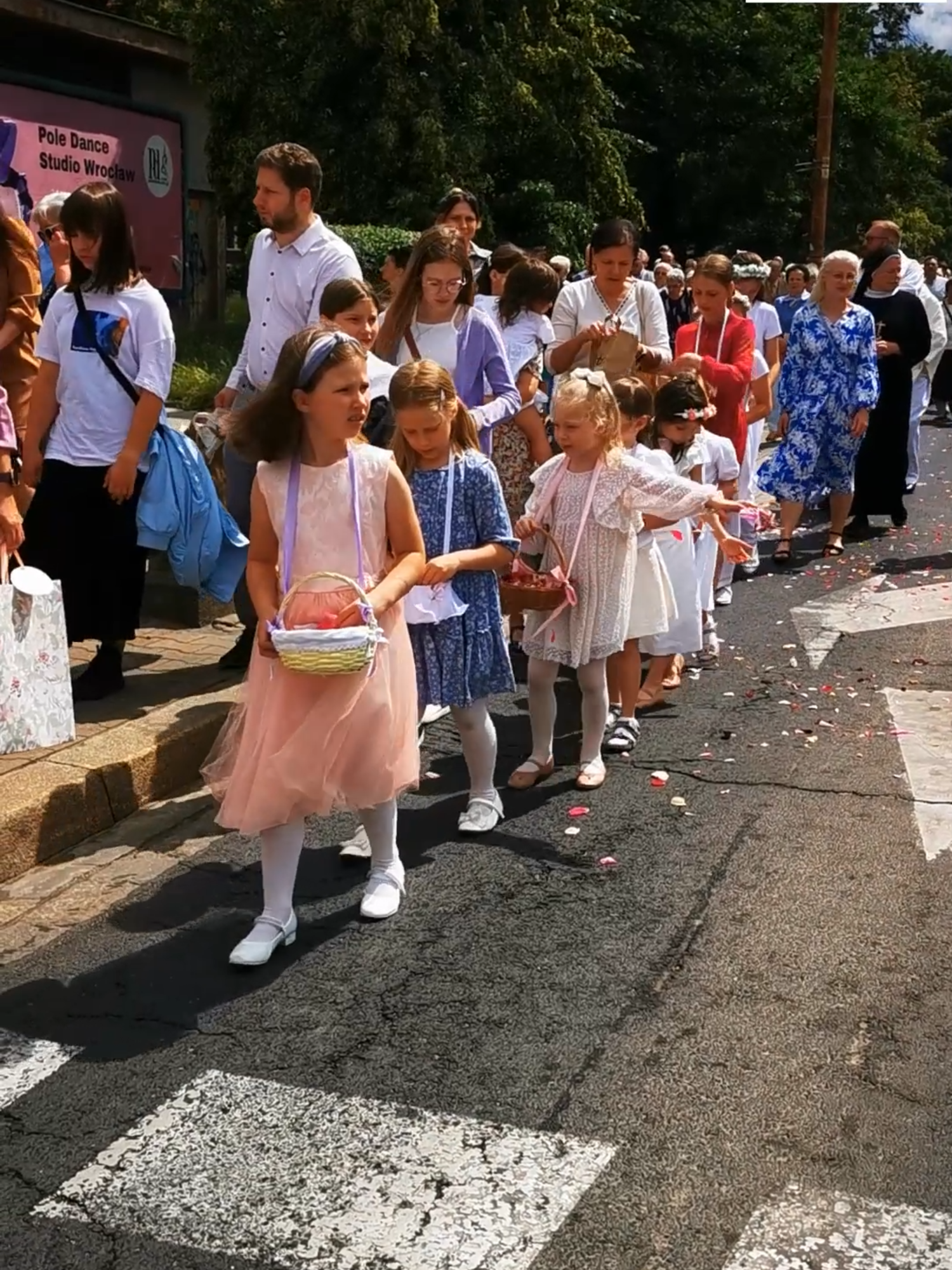 Boże Ciało, znane również jako Uroczystość Najświętszego Ciała i Krwi Chrystusa, jest jednym z najważniejszych świąt w kalendarzu liturgicznym Kościoła katolickiego. W 2025 roku obchodzimy je 19 czerwca. #procesja #procesjabożegociała #procesjawielkanocna #religia #religiao #reels #religiaoumbanda
