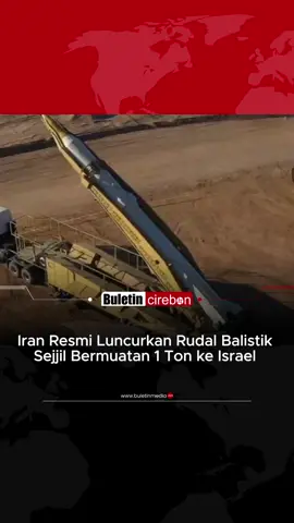 Teheran – Untuk pertama kalinya, Iran secara terbuka meluncurkan rudal balistik jarak menengah Sejjil dalam serangan langsung ke wilayah Israel. Kantor berita Tasnim melaporkan bahwa serangan ini dilakukan pada Rabu, 18 Juni, dan menargetkan beberapa lokasi strategis, termasuk Tel Aviv. Menurut pernyataan resmi dari Korps Garda Revolusi Islam (IRGC), sebanyak tiga rudal Sejjil dilepaskan dalam operasi tersebut. Mereka menggambarkan serangan ini sebagai pembuka dari “gerbang neraka” bagi rezim Zionis, menandai eskalasi besar dalam konflik antara kedua negara. Rudal Sejjil sendiri dikenal sebagai salah satu senjata paling mematikan dalam arsenal Iran. Dibandingkan dengan rudal-rudal sebelumnya seperti Fattah-1, Sejjil memiliki daya rusak yang jauh lebih besar. Dengan panjang sekitar 18 meter, diameter 1,2 meter, dan berat total 23 ton, rudal ini membawa hulu ledak seberat 1 ton dan mampu menjangkau target sejauh 2.500 km. Target utama serangan kali ini diklaim meliputi pusat-pusat militer dan infrastruktur penting di Israel.  sc : Aplikasi X #BuletinCirebon #BeritaNasional #BuletinEntertainment #BeritaViral #BeritaCirebon #Majalengka #Indramayu #Kuningan #trendingNews #news 