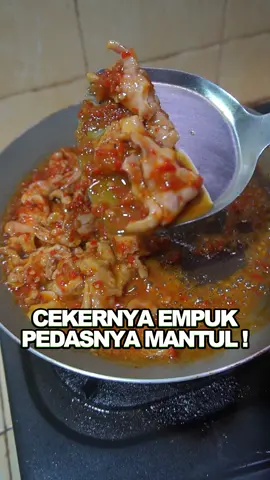 Cekernya empuk, pedesnya mantul dan TANPA tulang !  Makan ceker gak pernah sepraktis ini!  Ini tuh ceker tanpa tulang yang Empuk banget, pedesnya nampol, tapi nikmat.  Gak ada tulang, jadi tinggal hap aja !  Buat pecinta pedes, yuk cobain sekarang Beli dikeranjang kuning #cekertanpatulang #cekertanpatulangmerconpedas #cekermerconresepenak #cuantanpabatas #guncang66 #wibgajian #satukontentiaphari 