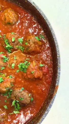 كفتة داوود باشا 😍 المقادير:  نصف كيلو لحم مفروم  بصلة متوسطة الحجم مبشورة  فصين ثوم مهروس  بقدونس خضراء مفرومة  ملح   بهارات إسناد ( بهارات السبعة ، فلفل اسود و كزبره و نصف ملعقة صغيرة قرفة )  نخلط جميع المكونات جيدا و نكورها و في مقلاة فيها القليل من زيت زيتون نحمر الكفتة و تاخذ لون حلو ثم نرفع الكفتة على جنب و بنفس المقلاة نحمس بصل و ثوم مهروس اذا تغير لونه نحط ملعقتين كبار معجون طماطم و نحمسه ثم نضع طماطم مطحون و نحط ملح و فلفل اسود و مكعب مرق دجاج من إسناد ونقلبه ثم نضع القليل من الماء مغلي ثم نضع الكفتة على الصلصة و نغطي المقلاة وعلى نار هادية نتركه ١٠ بس يتسبك و نكون مجهزين رز بالشعيرية و نزين الكفتة بكزبرة مفرومة و استمتعوا و بصحه و هنا #وصفات_سهله #طبخات_سهله #وصفات_إسناد #كفتة_داوود_باشا #كفتة 