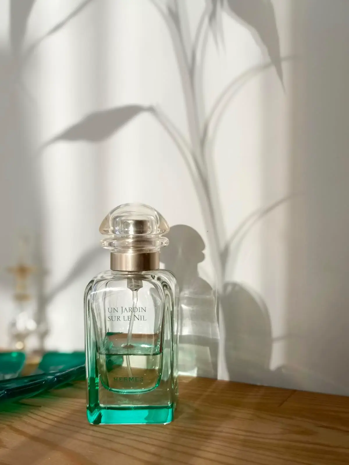 🌟 Un Jardin sur le Nil 🌟 Un Jardin sur le Nil by Hermès is not just a fragrance—it’s an escape. Inspired by a journey along the Nile River in Egypt, this 2005 creation by master perfumer Jean-Claude Ellena captures the soul of a garden blooming beside still water, where green fruit, sunlit leaves, and soft breezes weave together into something effortlessly refined. The scent opens with a bright splash of green mango—tart, juicy, and slightly bitter in the most refreshing way. It’s not the sweetness of a tropical fruit, but the crisp bite of something freshly plucked, still kissed by morning dew. Grapefruit adds a sparkling zest, while lotus and palm leaf unfold like shade over a tranquil pond. There’s a coolness to it—a watery, green clarity that feels like taking a deep breath beside a quiet river. As it evolves, soft floral notes blend with the earthy touch of calamus and the smooth, dry character of sycamore wood. There’s a whisper of incense in the background—not smoky or heavy, but clean and meditative, like sun-warmed stone or a distant breeze through papyrus. What makes Un Jardin sur le Nil truly special is how quietly confident it is. It doesn’t shout, yet it’s unforgettable. Its performance is graceful—moderate projection in the first few hours, then settling into a delicate skin scent that lasts around six to seven hours. It wears best in warm weather, where its airy composition can truly shine, but it also brings a sense of peace and clarity on cloudy days. Un Jardin sur le Nil is perfect for those who appreciate understated luxury. It’s ideal for creatives, professionals, and dreamers alike—anyone who wants to smell fresh, clean, and quietly captivating. Genderless, timeless, and effortlessly elegant, it’s a fragrance that doesn’t follow trends—it creates its own atmosphere. Whether you’re stepping into a boardroom or wandering through a quiet morning market, Un Jardin sur le Nil brings the calm sophistication of nature with you. It’s more than perfume—it’s a breath of green air in a busy world. #HermesLovers #PerfumeTok #PerfumeAddict #FragranceOfTheDay #ScentOfTheDay #PerfumeLovers #PerfumeCollection #DesignerFragrance #LuxuryFragrance #PerfumeForSummer #CitrusLovers #GreenNotes #EverydayPerfume #UnisexScent #FreshAndClean #FragranceCommunity #SubtleElegance #AestheticPerfume #FrenchFragrance #SmellGoodFeelGood @Hermès Paris 