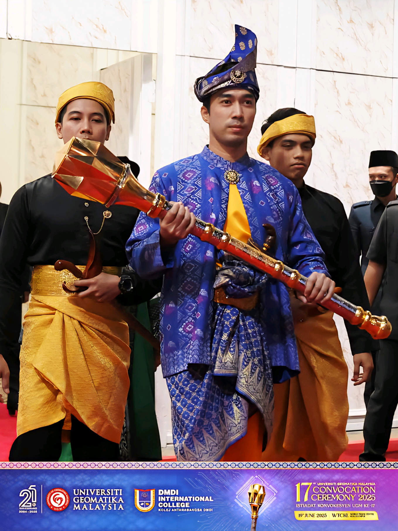 Alhamdulillah selesai tugas harini sebagai pemegang cokmar sesi konvokesyen UGM kali ke 17... terima kasih UGM beri kepercayaan utk kali ke 5 mengalas tanggungjawab ni #universitygeomatikamalaysia ##convocation  #CapCut  #trending #tiktokmalaysia 