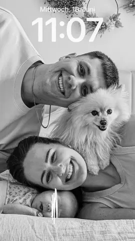 family background complete🥹🤍✅ Vor genau einem Jahr haben wir ein ganz ähnliches Video gemacht – damals noch mit Yuli allein. Dieses Bild war so lange unser Hintergrundbild und wir haben es so geliebt🐶🤍🥹 Und jetzt? Jetzt schauen wir auf das neue Foto und können es kaum fassen: Unsere Familie ist vollständig. Die Mahonis sind komplett🥹😭🤍 Wer hätte gedacht, dass sich so viel in nur einem Jahr ändern kann?🥹😭 ➡️ Was ist euer aktuelles Hintergrundbild? 📸💭 #family #couple #background 