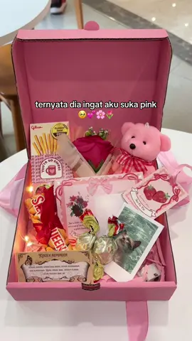 Makasi ya sayanggg 💗 #hampers #kado #kadocewek #pink #coklat #pinkaesthetic 