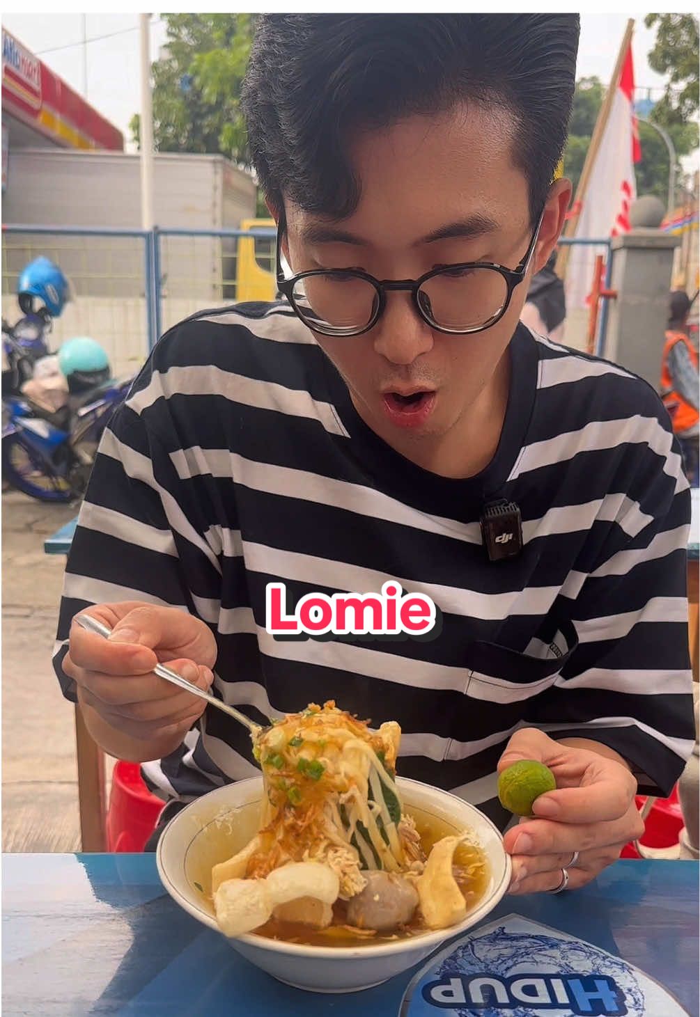 Lomie tuh enaaaak banget!! Kuahnya kental rasa cumi pake kangkung, tapi ini beda sama mie kangkung ya. Pokoknya wajib cobain.  📍Lomie Bakmie Duel JL. Sangkuriang No.41 Cipageran, Cimahi #kimdea #omkimdea #koreanindonesiancouple #omkimjajan #omkim 