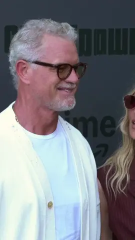 🩵 Première apparition publique pour Eric Dane depuis l’annonce de sa maladie. Ce mercredi 18 juin, l’acteur mythique de Grey’s Anatomy et Euphoria a foulé le tapis rouge de l’avant-première de la série Countdown, à Los Angeles. Deux mois après avoir révélé être atteint de la maladie de Charcot, Eric Dane s’est offert une sortie très remarquée. Tout sourire, l’acteur de 52 ans en a profité pour s’afficher aux côtés de la réalisatrice Janell Shirtcliff. Une présence forte et touchante, seulement quelques jours après une interview dans laquelle il confiait, la voix tremblante : « Mon côté droit ne fonctionne plus du tout ». Une apparition qui mêle courage, élégance… et beaucoup d’amour. 💙 #EricDane #CountdownSeries #GreyAnatomy #JanellShirtcliff #TapisRouge #SLA #MaladieDeCharcot #JensenAckles #Euphoria #ActuPeople 