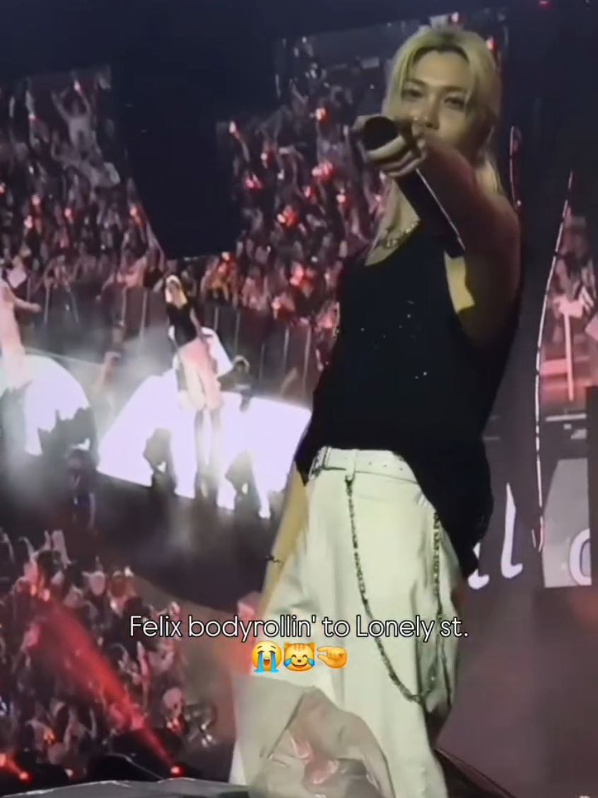 นี่ขนาดปวดเอวยังเอวหวานขนาดนี้😁ไม่ปวดจะขนาดไหน🐥 ©️®️ On logo  #FELIX #straykids #스트레이키즈 #youmakestraykidsstay #dominate_newyork 