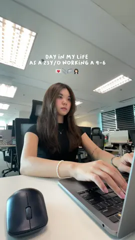 did not realise i was this stoned face HAHA just a fresh grad starting a corporate job ~  #corporatelife #workvlog #adayinmylife #worklife #officevlog