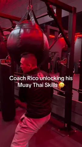 When your boxing coach watches one Buakaw highlight… 🤣 #muaythai #flyingknee #boxingcoachgonewild 
