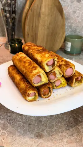 Вкусный завтрак без заморочек - сосиски в лаваше Ингредиенты: Сосиски Лаваш Сыр Яйцо Панировка Масло растительное  Лаваш разрезать по размеру сосиски  Завернуть сосиску и сыр в трубочку Обвалять в яйце, а затем в панировке  Жарить до золотистого цвета  ( в конце можно накрыть крышкой, что бы сыр расплавился получше) Приятного аппетита 😋 #сосиски #сосискивлавше #рецепт #завтрак #рецептызавтраков #быстрыйзавтрак 