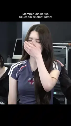 pokoknya tiap baca ucapan ultah member pasti salfok terus sama punya diaa 😭😭 lagi terharu malah dikasih selingan #hearts2hearts #kpop #carmen #ana #ian #h2h #stella #jiwoo #yuha  #juun  #yeon 