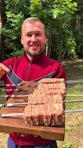 НАСТОЯЩИЙ ШАШЛЫК ИЗ ЛАВАША Рецепт - Лук - 1 шт;  - Сыр - 50 г;  - Фарш свиной - 1 кг; - Лаваш- 3 шт;  - Соль, перец, молотый кориандр, паприка  Приготовления:  Лук нарезать кубиком Сыр натереть  Смешать лук с фаршем, добавить сыр, посолить и поперчить.  Распределить мясную массу по лавашу слоями как на видео Порезать рулетик на порционные кусочки.  Нанизать их на шампур, как на видео.  Жарить на слабом угле до полного приготовления  Сохраняйте рецепт и подписывайтесь, это очень вкусно! 