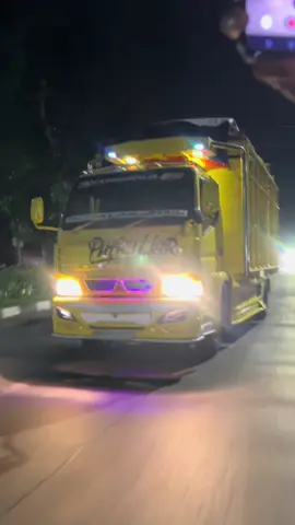 GIWAR GIWAR👹🤙🔥🔥#sbcaper🚯 #storywa #trukmaniaindonesia #CCTV_SURAMADU_AMBURADOL #foryou #foryoupage #masukberanda #4u #4upage #kayubalap 