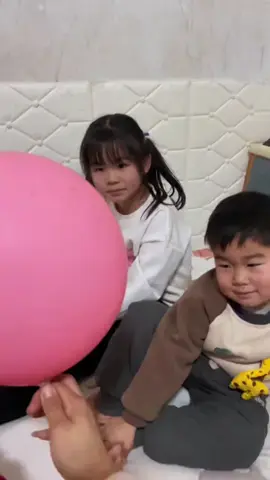 How to get into the balloon and shoot the siblings into the balloon, hahaha#Parentchildinteraction #Children'sanimation #Funny 