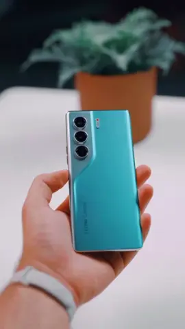 Tecno Camon 40 4G  📱 Umum & Jaringan Rilis: Maret 2025 di Indonesia   OS: Android 15 + HIOS 15   SIM: Dual SIM (hybrid), mendukung 2G/3G/4G. Tidak ada 5G   Desain & Dimensi Dimensi: 164,1 × 74,6 × 7,3 mm; Bobot ~177 g   Ketahanan: IP66 (debub dan cipratan air)   Material: frame dan back cover plastik, dengan fitur dual-tone classy   Layar Layar: 6,78