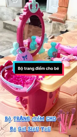 BỘ TRANG ĐIỂM CHO BÉ – HÓA THÂN THÀNH “MAKEUP ARTIST” NHÍ  Bé yêu mê mẩn trang điểm? Bộ trang điểm đồ chơi siêu xinh với bảng phấn, son môi, cọ trang điểm… giúp bé thỏa sức sáng tạo, hóa thân thành công chúa xinh đẹp hay chuyên gia trang điểm tài ba! 🎀 Chất liệu an toàn – không gây kích ứng 🎀 Thiết kế dễ thương, màu sắc bắt mắt 🎀 Giúp bé rèn luyện sự khéo léo, phát triển khả năng thẩm mỹ #botrangdiemchobe #dochoibegai #dochoichobe #dochoinhabeer  @Đồ chơi nhà Beer 