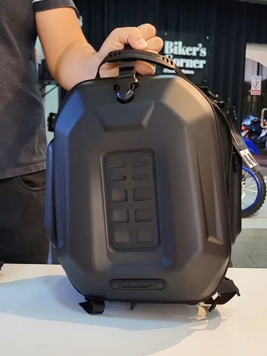 ¿Maleta o Mochila? El Tail Bag Rhinowalk pasa de 23L a 35L con solo abrir un cierre, el espacio se expande… y gracias a sus correas ocultas, ¡la llevás como mochila donde quieras! 🎒💨 ✔️ Súper resistente e impermeable ✔️ Diseño expandible ✔️ Correas ocultas para llevar como mochila El Tail Bag Rhinowalk no es solo una maleta rígida, es tu copiloto de aventuras que se adapta a donde vayas 🏍💨 🎬 ¡Dale play hasta el final y conocé al Tank Bag, la versión más compacta, mismo estilo, misma funcionalidad. 📍Av. España esq. Santa Rosa  #CyclesShopPy #Paraguay #Moto  #Rhinowalk #TailBag #Mototour   #BolsaExpandible #Bikers #Motolife 