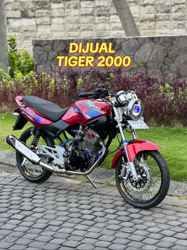 Tilass akhir  tahun 2000 SS lengkap hidup Plat L Baru  05-2030 Mesin Std garing haluss Kelistrikan ON semua dobel stater jringg Spek body : Skok depan ninja R set borgol Speedo + Batok Ninja set billed Riting Ninja R Stir Day + holder vixion + holder Ninja + Jalu PcX Kaliper Brembo BIGPOT 4P set pangkon CNC Piringan 300MM Master rem brembo + selang rem  Bracket mesin + Bracket kopling CNC Knalpot scorpio by CTS Skok belakang Ktc Jok Custom Tromol belakang king bubut + paha rem Byson Arm AITECH  Warnaa merah sesuai surat MWULUS baru Lokasi WARU SIDOARJO #tilas #tiger2000 #supercruiser_gank #tiger200cc #hondatiger 