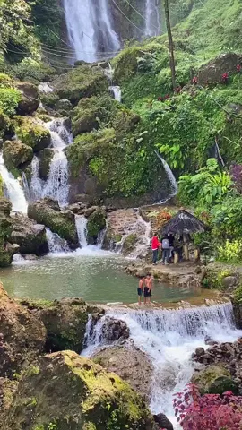 salah satu keindahan curug di Jawa Barat, adem sekali rasanya berada di sini🥰🥰 #pemandanganalam #nyaiberly 