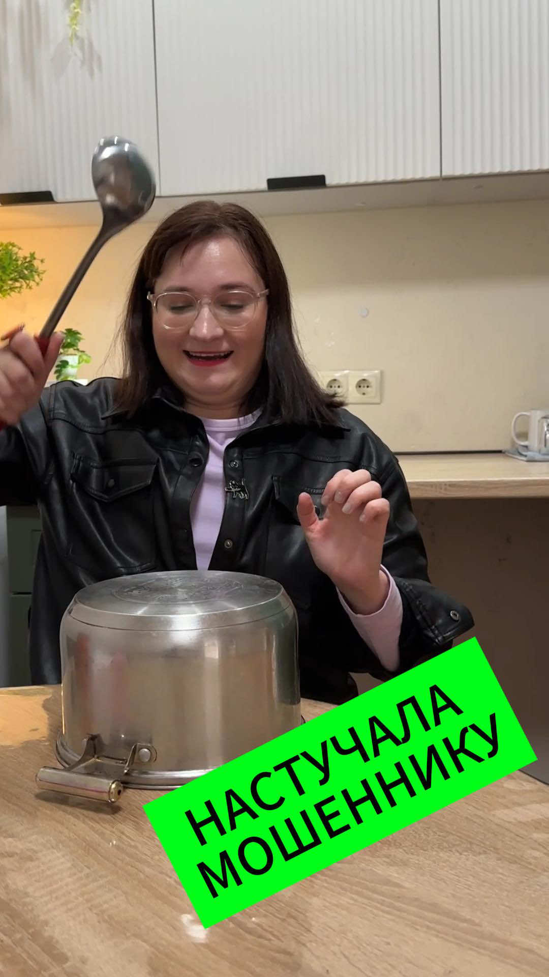 Настучала мошеннику по голове 😆😎 И так грустный телефонный мошенник Дима погрустнел ещё больше 😅 Дима позвонил, чтобы снова продлить мой номер телефона и надеялся получить заветные 4 цифры из СМС, чтобы войти в сервис МОЙ МТС, а далее через МТС БАНК оформить на меня кредит. 🤡Настучала хорошенечко клоуну Диме в уши 😆 Будьте осторожны и внимательны. Просят КОДы из СМС - только МОШЕННИКИ ‼️ ☎️Номера операторов мобильной связи БЕССРОЧНЫ! Предупредите родных и близких и всегда будьте на чеку ❤️ Не дайте этим крысам Вас обмануть ⛔️