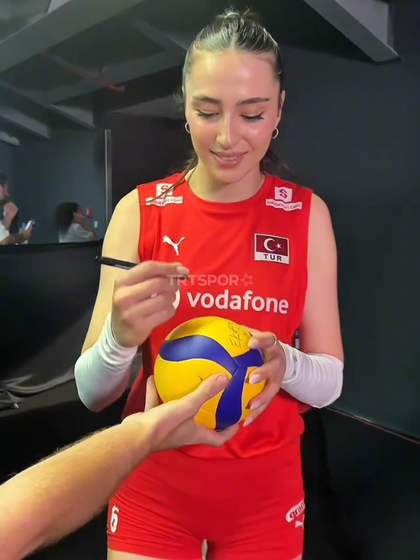 #ซาลิฮาซาฮิน #salihasahin #volleyballgirls #vnl2025 #วอลเลย์บอลหญิง 