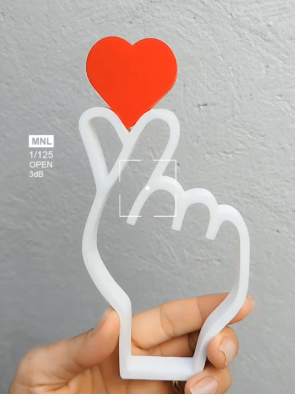 ❤️ “Você já disse ‘eu te amo’ hoje?” Com essa fofura aqui, nem precisa falar — a mensagem vai direto ao coração! 💘 Essa mãozinha com coração no estilo coreano é o presente perfeito pra quem ama mimos criativos, modernos e feitos com carinho. ✨ Impressa em 3D com 16cm de puro amor 🎁 Ideal para decorar, presentear ou surpreender #DiaDosNamorados #PresenteCriativo #CoraçãoCoreano #FeitoComAmor #Estilo3DPrint #Impressão3D #AmorGeek #LoveIn3D #PresentesPersonalizados #CoreanStyle