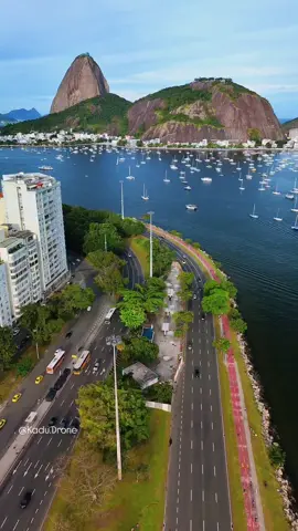 🇧🇷 𝗘𝗻𝘀𝗲𝗮𝗱𝗮 𝗱𝗲 𝗕𝗼𝘁𝗮𝗳𝗼𝗴𝗼 - 𝗥𝗝🌴. O U T O N O • C A R I O C A 🍁 ☀️ Como é lindo nosso cartão postal.  Não importa a estação do ano, mero detalhe, 𝗼 𝗥𝗶𝗼 𝗱𝗲 𝗝𝗮𝗻𝗲𝗶𝗿𝗼 𝗰𝗼𝗻𝘁𝗶𝗻𝘂𝗮 𝗹𝗶𝗻𝗱𝗼 🎶. O Rio de Janeiro é pura poesia. Diga aqui nos comentários qual seu lugar favorito no Rio?❤️ 🎥 @kadu.drone . .  #oldrio #visit_rio_brazil#photography #dronephotography #videomaker #photography #praia #ferias #rj #praiarj #paodeacucar #praiavermelha #historia #fe #turismo #tour #viagem #errejota #riodejaneiro #urca #fotos #parquebondinho #viagemdossonhos #pontosturisticosrj #sunset #ocean #travel #life 