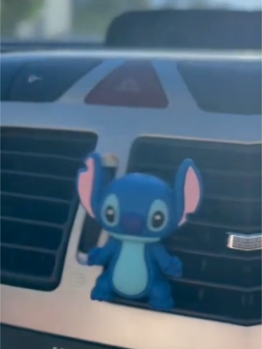 Esse Stitch vai deixar seu carro bem cheirosinho ... Deixei o link lá nos stories da minha rede vizinha 💙 #carro #aroma #stitch @Achadinhos da Disney 