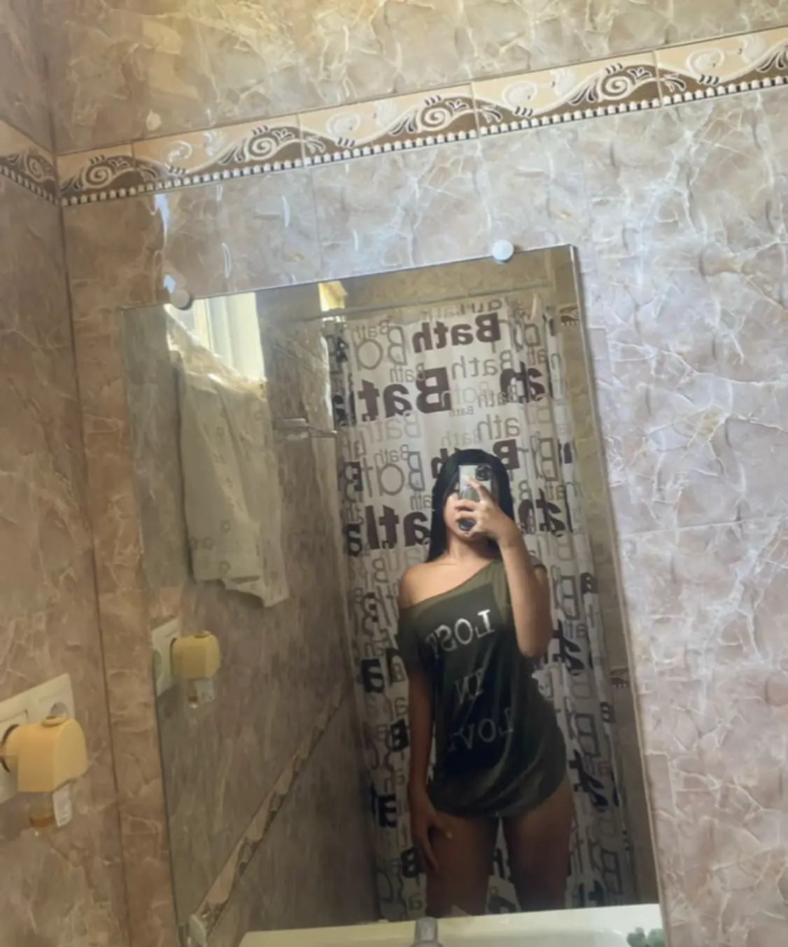 just a girl who love to takes mirror shots🫶🏻😘