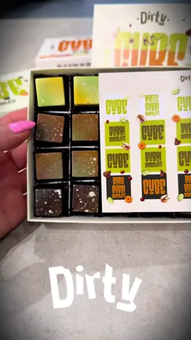 Poznáš ten pocit, keď sa nevieš rozhodnúť a najradšej by si ochutnala všetko? 🤯🍫 On miluje horkú, ty zbožňuješ bielu... a doma to chce mier 😄💁‍♀️💁‍♂️ 💎 Dubajské CUBES sú odpoveď – spojili sme horkú, mliečnu aj bielu čokoládu do jednej elegantnej krabičky. #dirtychocolate #makemedirty #dubajskecubes #luxurychocolate #allthreedarkmilkwhite #chocolatelovers #chocolatelove #chocolategasm #chocolatemood #chocolateaddict #sweettooth #gourmetchocolate #chocolatetreats #premiumchocolate #indulgence #chocolatedelight #chocolateheaven #instachocolate #chocolatemoments #chocolatelife #sweetmoment #Foodie #foodielife #foodiegram #igfoodie #yum #treatyourself #decadence #SnackTime #midnightcravings #chocolatenirvana 
