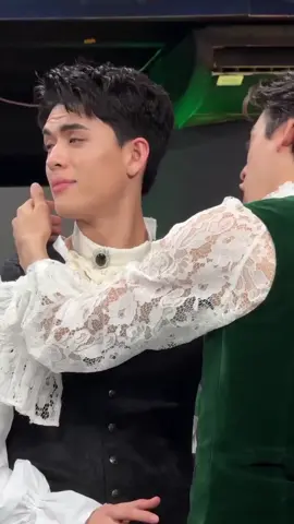 เขิมมือจอสจับเอวกวินอร้ายยยย😁🤭😅#josswayar #gawincaskey #jossgawin #GrabFoodHotDealsxJossGawin  #GrabFood  #GMMTV 