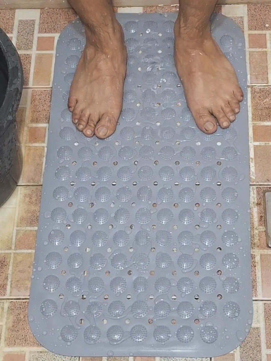 Siguradong hindi madudulas dito. #mats  #bathroommats  #floorpads  #toiletmats  #floormats  #nonslipmats  #antiskidmat  #nonslip  #antiskid  #tiktokfinds  #tiktokshop  #affiliate  #fyp 