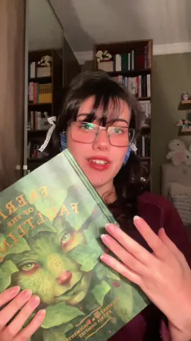 Eu poderia ficar falando 3h seguidas sobre ela, a arte dela, as descrições das criaturas! estou muito realizada de ter ele em mãos, muito especial e inspirador 🥹💗 #livros#artbook#bestiary#iriscompiet#encomenda#unboxingvideo#book#magicalcreatures#BookRecommendations#fyp#fairiesofthefaultlines#watercolor#traditionalart#resenha 