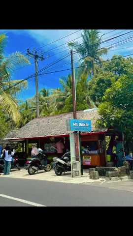 Ke pangandaran ga kesini sayang bangettttt… nyobain berbagai macem soto khas pangandaran ada lotek juga, rasa nya enak harga nya murahhhhhhh ga heran jd inceran para wisatawan #pangandaran#kulinerpangandaran#kulinerbatukaras#warungmaengkarbatukaras 