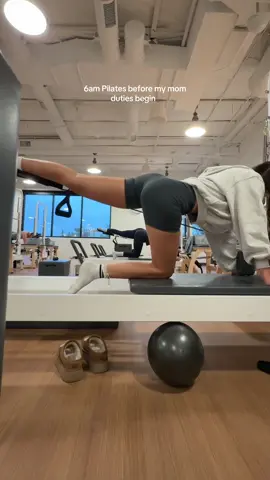 Gotta get the grind in somehow even if it means working out in what I slept in lol. I went to @BODYBAR La Costa this morning and it was AMAZEE #morningroutine #morningworkout #morningvlog #pilates #youngmom #postpartum #workout #routine #dayinthelife #ditl #dayinmylifevlog #Vlog #ditlofamom 
