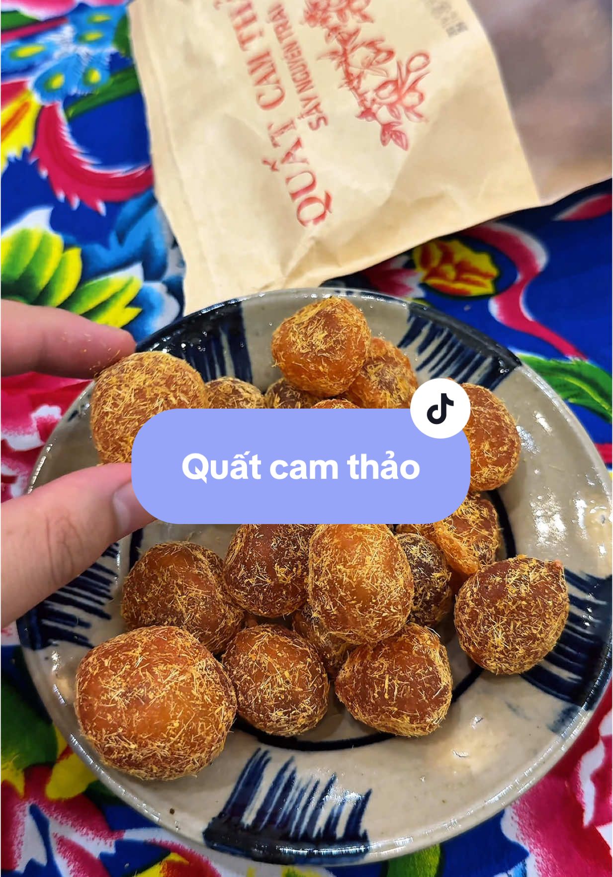 Quất sấy cam thảo có vị ngọt, chua nhẹ, cay the the làm cổ họng rất dễ chịu 