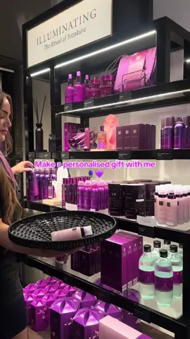 AD | Who wouldn’t smile at a personalized gift? 🎁✨ Who would you surprise with this? @Rituals  #werkenbijrituals #workatrituals #ritualsmedewerker #ritualsemployee #ritualscosmetics #BeautyTok #skincare #bodycare #SelfCare #content #ritualsambassador #workwithheartandsoul #gift #giftideas #personalgift #ritualsgift 