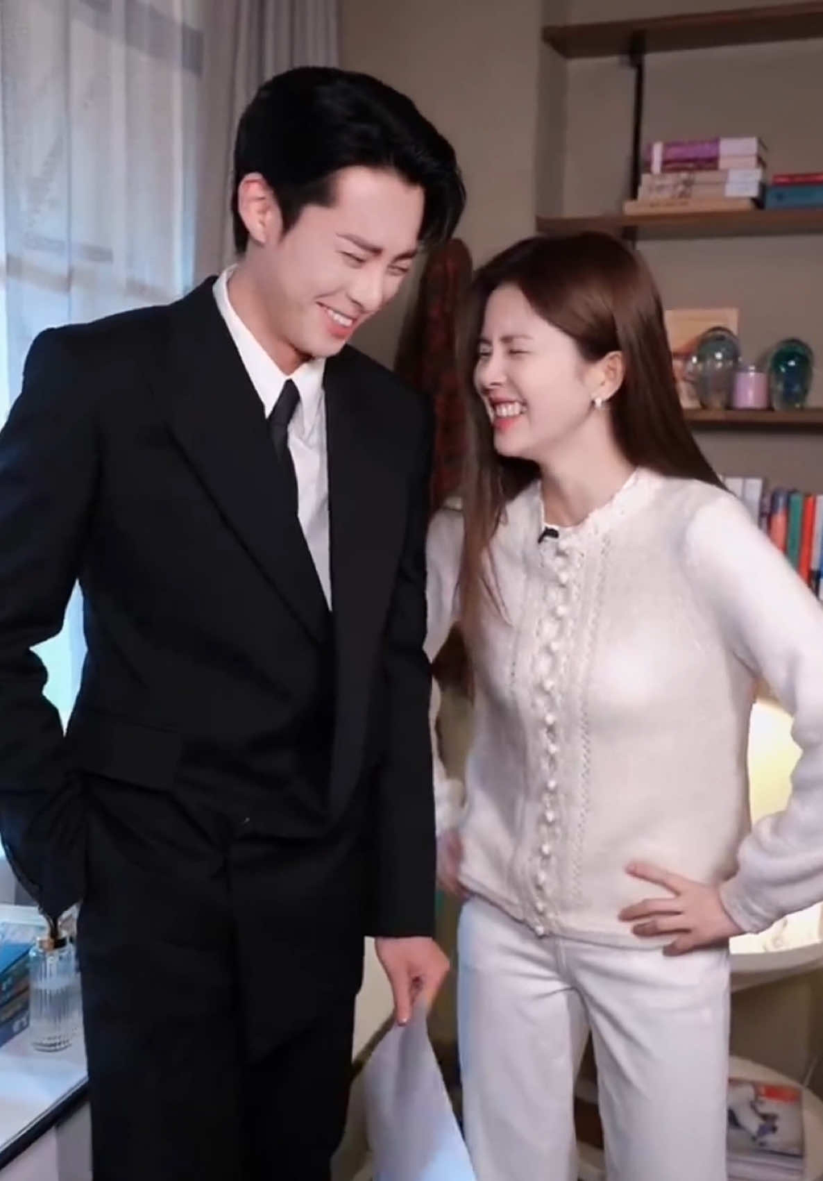 📖 : นี่คือสือเยี่ยนของฉัน 🍷 : นี่ึืคือเจิ้งซูอี้ของผม 🍉 : ใครหลุดขำก่อนเป็นลูกหมานะ 55555555 สรุปหลุดขำพร้อมกันภายในหนึ่งวิ สองแสบเอ๊ยยยยยย #ไ#ไป๋ลู่B#BaiLu白#白鹿b#bachloc#ห#หวังเฮ่อตี้ห#หวังเห้อตี้D#DylanWangw#wanghedid#diaividoanh白#白鹿王鹤棣O#OnlyForLoveจ#จีบให้วุ่นลงทุนด้วยรัก以#以爱为营