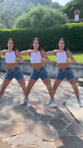 It’s not just a dance, it’s an attitude 😎 #StreetStyle  #trend #viraltrend #perte #foryou #balletto #dance #clonetrio #balletti #MomsofTikTok #trend2025 