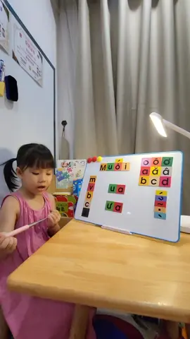 Đưa vần trên giấy bảo đánh vần thì không chịu. nhưng ghép vần như này thì chịu nha.  #Muối_ChiêuMinh  #bangchucaisongngu  #hocghepvan 