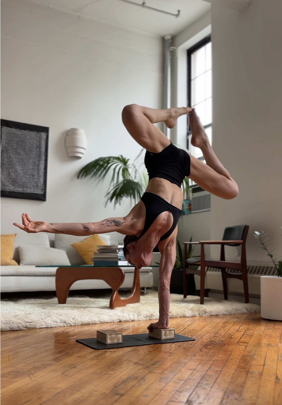 the harder i tried, the further away i got from my goal. the more i let go, the closer i got to it. #keepgoing #motivation #motivacion #fyp #handstand 