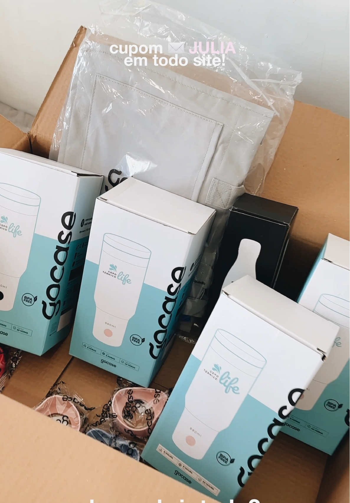 Super recebidos dessa marca que eu TANTO AMO e que está comigo há 4 anos! Obrigada por tanto @Gocase Brasil ✨🤍  Nosso cupom é JULIA em todo site! E em breve trago o vídeo organizando a bolsa. Aguardem 💕 #bolsa #umboxing #recebidos #asmr #satisfying #blogueira #gocase 