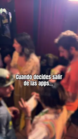 Próximos eventos aquí abajo 👇 🗓️ Galicia – Valencia – Madrid – Barcelona Ahora es el momento para salir de tu zona de confort y apuntarte a uno de nuestros eventos. Por qué se acerca una pausa muy merecida en verano así que si llevas tiempo pensando en venir, apúntate YA. No lo dejes pasar. En los últimos meses hemos compartido espacios mágicos. 💫 Hemos reído, hemos llorado, hemos conectado. Hemos visto a personas tímidas acabar abrazadas con desconocidxs que ahora son colegas. Hemos hecho dinámicas para romper el hielo, juegos para conocernos, debates, confesiones y hasta bailes improvisados. Y sí: hemos hecho comunidad real. He compartido historias íntimas con gente increíble como @universo.irreversible - de hecho este vídeo es de nuestro evento en Alicante dónde grabamos un podcasts en directo y hicimos un Mix&Match después. Y muchxs asistentes nos han dejado mensajes de agradecimiento como estos: 🗣️ “Me sentí en casa. Sentí ternura, amor, honestidad, seguridad, bondad, autenticidad y sentí el poder de la tribu.” 🗣️ “Estar en un ambiente cuidado, con gente que inspira confianza, con una energía contagiosa y elevada… no tiene precio.” 🗣️ “Ha sido súper divertido todo, si necesitas cualquier ayuda para más eventos… ¡súper encantada de dar apoyo!” 💚 Nuestros eventos no son como cualquier quedada random. Están pensados para que conectes sin presión, sin caretas y sin sentirte fuera de lugar. Te damos las herramientas para romper el hielo, para sentirte segurx, para conectar. Y para salir del evento con al menos una amiga o un crush nuevo 🤭 Encuentras en el link en mi bio para apuntarte 🔗 #openlydifferent #nomonogamia #relacionesabiertas #monogamia #poliamor #amorlibre #relacionessanas #relacionesdepareja #nomonogamiaetica