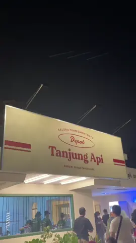 📍Depot Tanjung Api, Jl. Oro-oro dowo Salah satu depot yang sering aku datengin karna makanan nyaa enak-enak semuaa🥹🤍 Harganya juga affordable, cocok di kantong mahasiswa✨ Menu nya banyak bgttt sampe bingung “Hari ini pesen apa yaa?”😌 Oiyaa disini pelayanannya super duperr cepettt bgttt kek semenit setelah bayar udah lgsg dtg tuh pesenan🫰🏻 #cafemalang #malang #rekomendasimakanan #foodreview #depottanjungapi #malangkuliner #kulinerviral #xbcyza #fypage #exploremalang #malangfoodies #foodtiktok #placetogo 