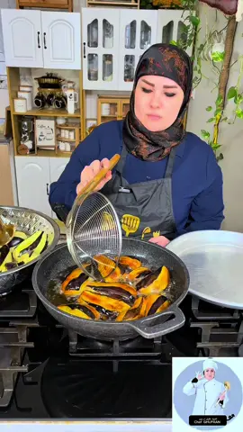 #شلون  الباذنجان ما يمتص الزيت سويت تبسي بس بصلصة مال مناسبات ثواب دورت السنة لأبوي من أيادي الشيف غفران أم بنين ‏مكونات الصلصة  ‏بصل  ‏فلفل  ‏طماطة بدون البطن مالتها  ‏ملعقة ملح  ‏ثلاثة أر أربع القوطية المعجون  ‏زيت  ‏ ثوم ‏نص كوب كجب ‏خمس ملاعق دبس رمان  ‏ملعقة شطة  ‏ليمون 